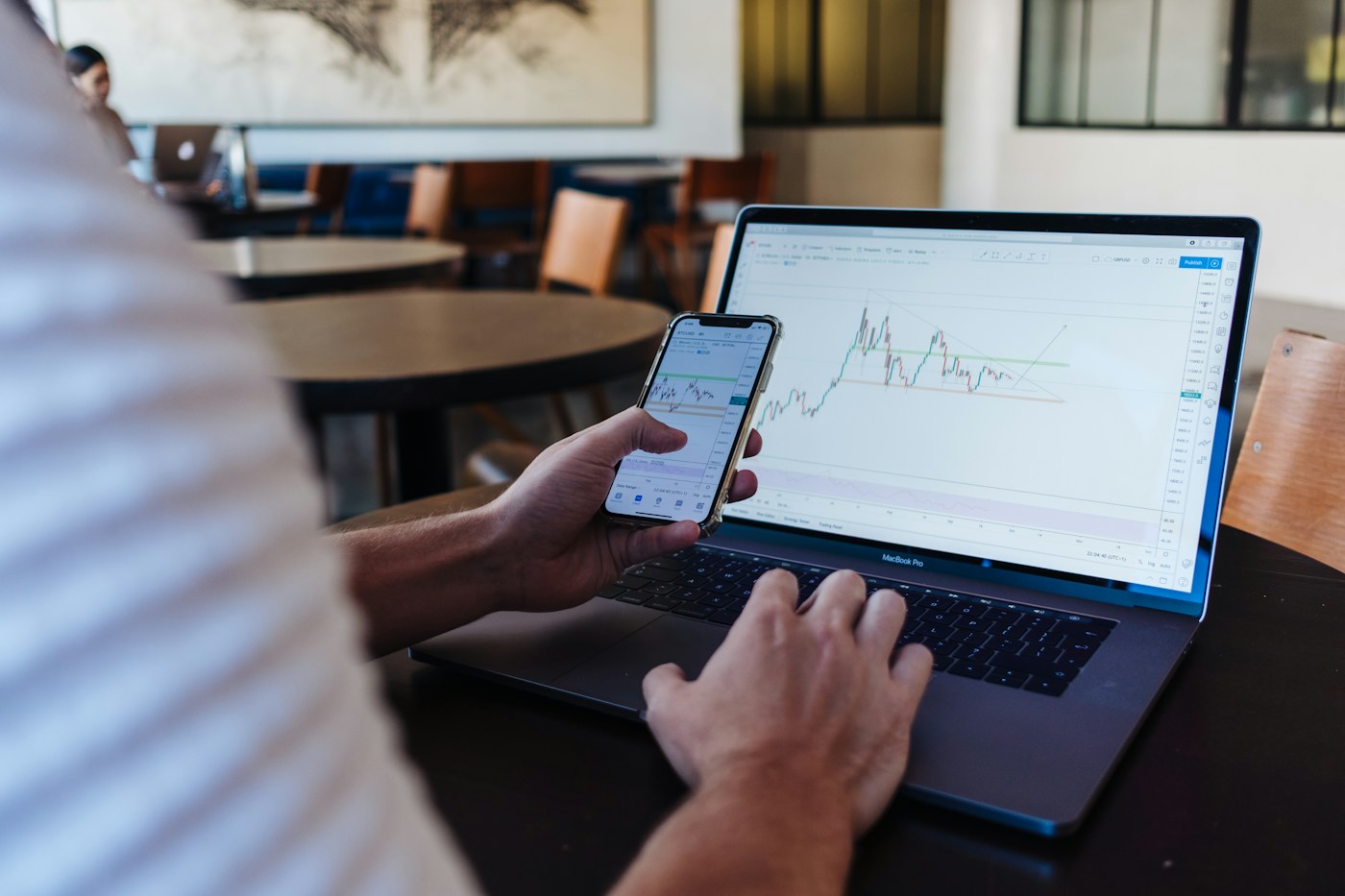 Arbeitsplatz mit Laptop und Smartphone